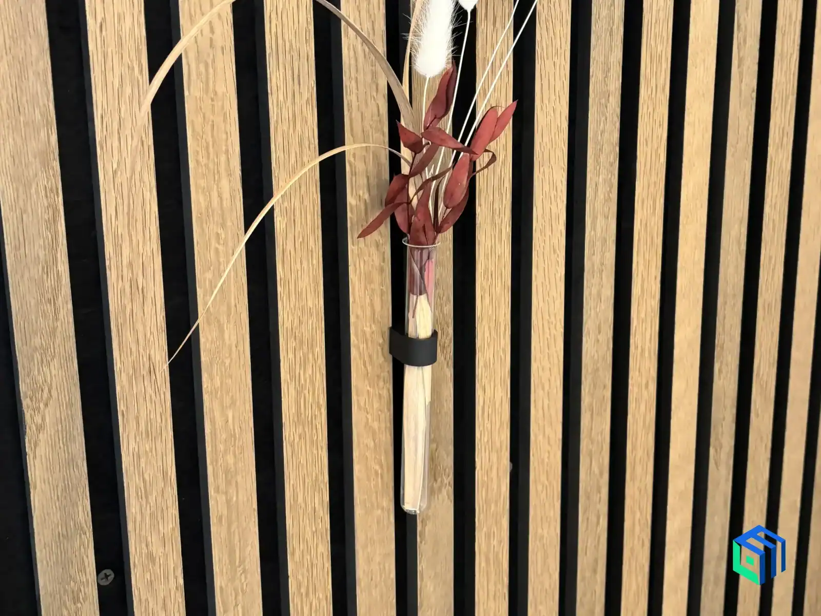 Reagenzglas Wandvase Nahaufnahme mit Halter an Lamellenwand