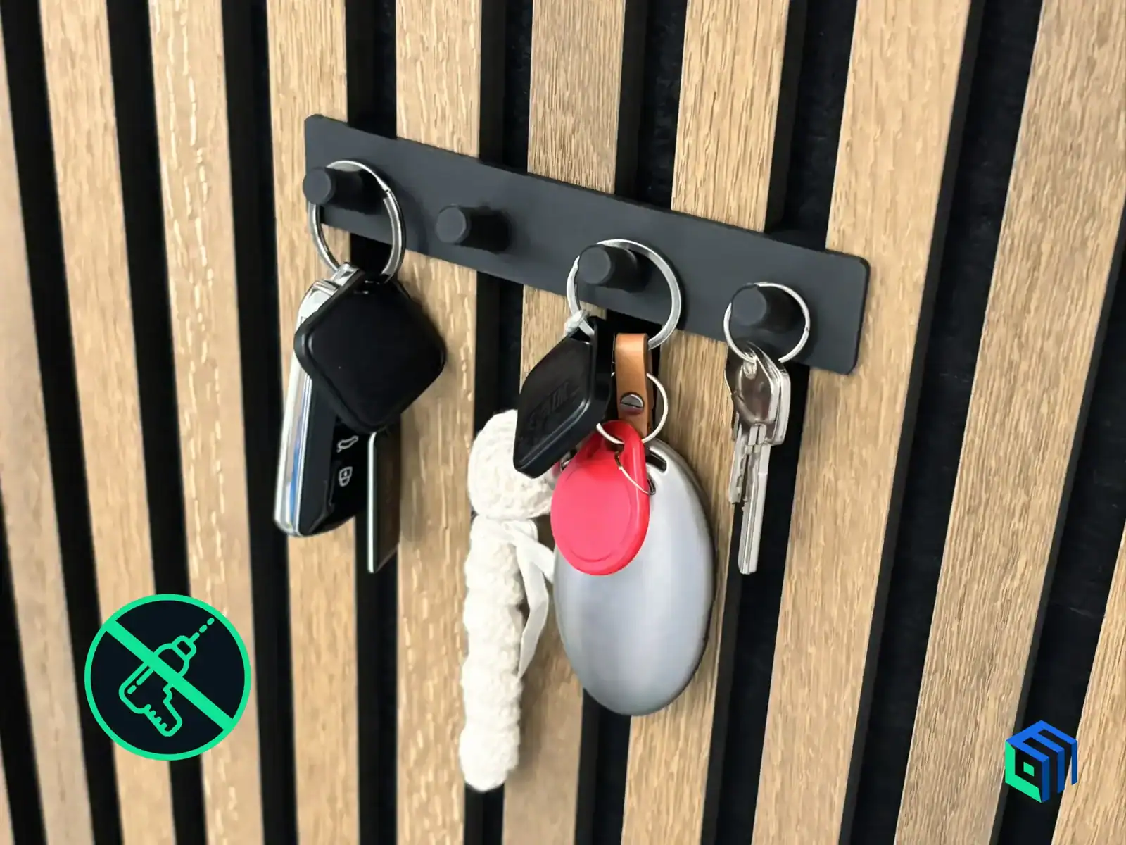 Schluesselbrett mit Rundhaken und Schluesseln an Akustikpaneele