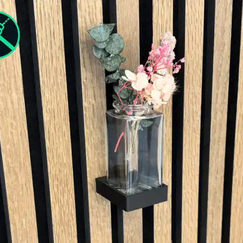 Wandvase mit rechteckigem Glas und Trockenblumen an Akustikpaneele